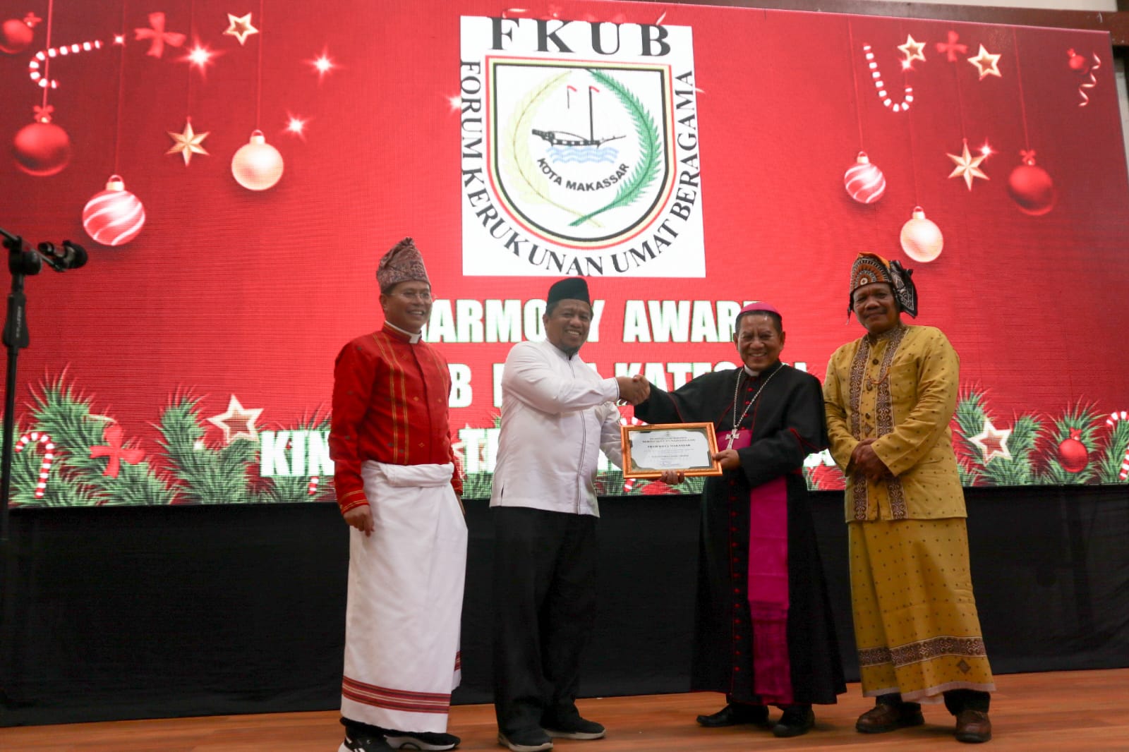 Momentum Perayaan Natal, Uskup Agung Beri Penghargaan FKUB Makassar