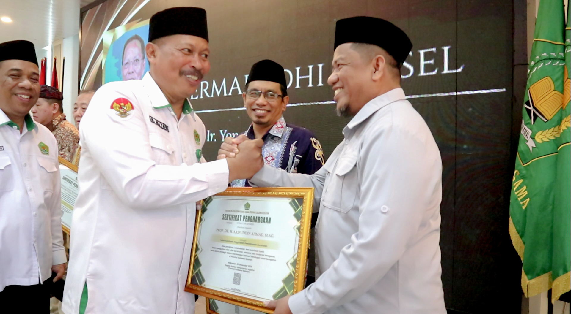 Ketua FKUB Makassar Prof. Arifuddin Ahmad Raih Anugerah Kerukunan dari Kanwil Agama Sulsel